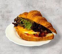 Круассан с беконом и яйцом