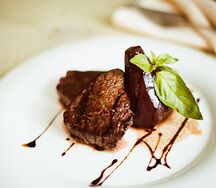 Стейк из говядины с грушей в красном вине