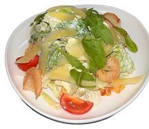 Салат Цезарь с креветками на гриле