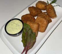 Жареный сулугуни с соусом тартар