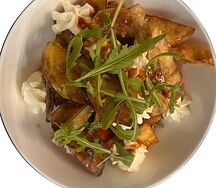 Салат с хрустящим баклажаном и мягким сыром