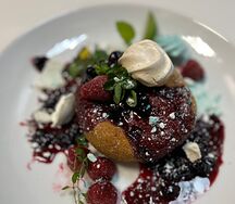 Жареный камамбер с ягодным конфитюром