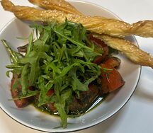 Теплый салат из спелых томатов, телятины и соуса песто