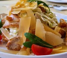 Салат Цезарь с курицей на гриле