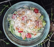 Салат Цезарь с курицей