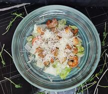 Салат Цезарь с креветками