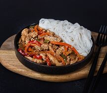 Курица Сайвай с рисовой лапшой