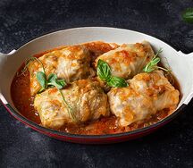Голубцы с мясом в томатно-овощном соусе