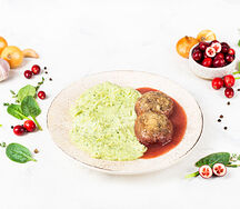 Тефтели с картофельным пюре и шпинатом с ягодным соусом