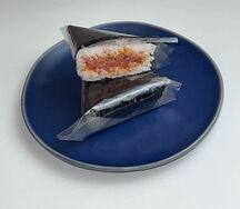 Онигири с тунцом