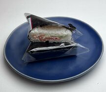 Онигири с лососем