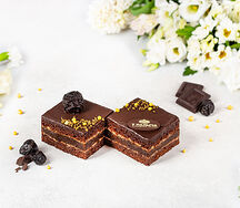 Шоколадное с черносливом пирожные-дуэт