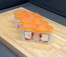 Ролл с копченым лососем 