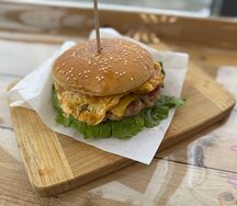 Бургер со свининой и жареным яйцом