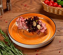 Брускетта с ростбифом