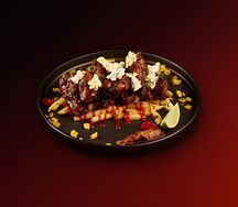 Крылья в соусе с попкорном, беконом криспи и картофелем фри