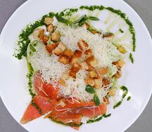 Салат Цезарь с лососем