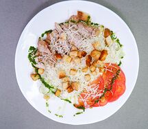 Салат Цезарь с курицей