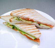 Сэндвич с лососем песто