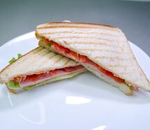 Сэндвич с ветчиной песто