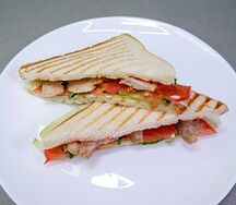 Сэндвич с курицей песто