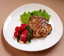 Стейк из cвинoй шеи