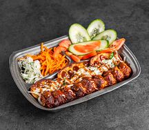 Фирменная шаурма с кебабом из говядины на тарелке