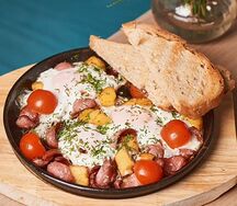 Яичница из трех яиц с колбасками, томатами и картофелем