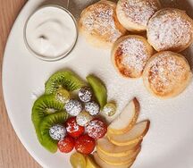 Сырники с фруктами и сметаной