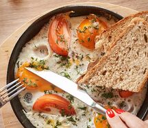 Яичница из трёх яиц с беконом и томатами