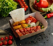 Тарелка с сосисками