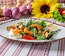 Салат из хрустящих баклажан с кальмаром фри