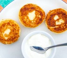 Сырники с черничным джемом