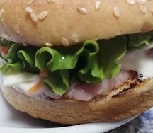 Бургер с копчёной курицей