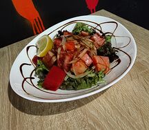 Салат из семги со спелыми томатами, рукколой и соусом сладкий чили