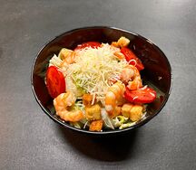 Салат Цезарь с креветками тигровыми