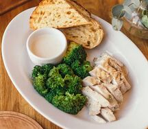 Куриная грудка с брокколи и сливочным соусом