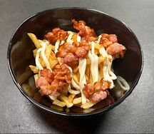 Картофель с чесночным соусом и беконом