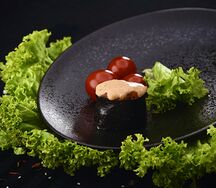 Гункан с лососем