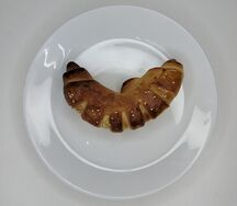 Рогалик с абрикосовым джемом