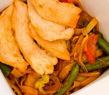 Wok лапша с курицей в Сладком чили соусе