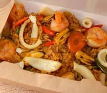 Жареный рис с морепродуктами в сладком соусе чили