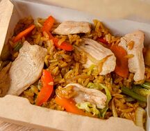Жареный рис с курицей в соусе Терияки