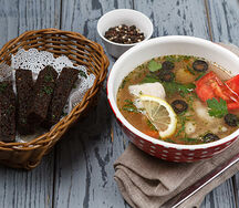 Уха по-царски с чесночными гренками