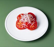 Томаты с красным луком