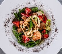 Тёплый салат с морепродуктами