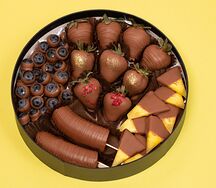 Микс из ягод и ананаса в бельгийском шоколаде M