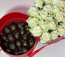 Цветы и клубника в красной коробке 