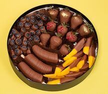 Микс из ягод, фруктов и манго в бельгийском шоколаде L