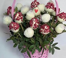 Розовая корзина с клубникой в бельгийском белом шоколаде и зеленью